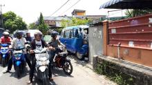 Angkot Hantam Tembok Rumah Warga di Karimun
