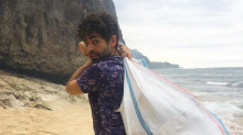 Aktor Hollywood Bersihkan Sampah Pantai Uluwatu, Bali