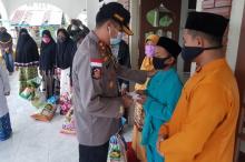 Polres Lingga-Lanal Dabo dan BKMT Singkep Bagi Sembako untuk Kaum Dhuafa