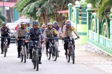 Sambil Bersepeda, Polres Karimun Sosialisasikan Keselamatan dan Santuni Warga