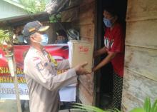 Polres Lingga Bagikan Puluhan Paket Sembako untuk Warga Kurang Mampu