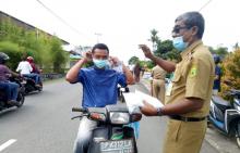 Disdukcapil Lingga Bagikan Ratusan Masker ke Pengendara di Singkep