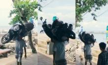 Viral Pria Santuy Panggul Sepeda Motor di Bali, Warganet: Ini Baru Bang Jago