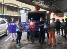 Apindo dan PSMTI Salurkan Sembako untuk Pekerja Hiburan di Kampung Bule
