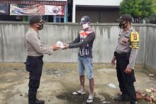 Polisi di Lingga Bagi-bagi Nasi Bungkus ke Warga
