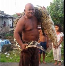 Pria Ini Gendong Buaya Hasil Tangkapan di Tanjungpinang