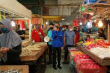 Pakai Pengeras Suara Blusukan ke Pasar, Wawako Amsakar Ingatkan Warga