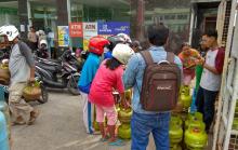 Takut Habis, Warga Borong Beli Gas Elpiji 3 Kg