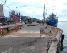 Dermaga Pelabuhan Peti Kemas Batu Ampar Amblas