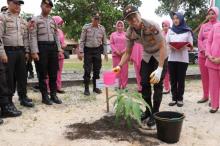 Polres Lingga Tanam Ratusan Pohon, AKBP Joko: Hijau dan Segarkan Bumi