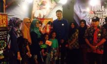Pemeran Film Tausyiah Cinta Sambangi Fish Talk Resto, Ngapain Ya?