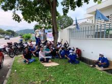 Mogok Kerja Tolak Omnibus Law: Buruh Batamindo Duduk-duduk di depan Perusahaan