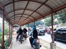 Mukakuning Macet, Pemotor Naik ke Trotoar Demi Potong Jalan