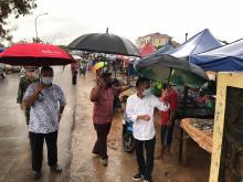 Satgas Covid-19 Kecamatan Bengkong Atur Jarak Pembeli dan Pedagang