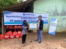 Jamkrindo Donasikan Paket Sembako bagi Warga Kampung Nelayan