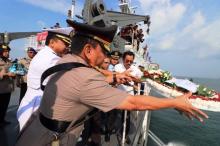 HUT Bhayangkara ke-73, Polda Kepri Tabur Bunga di Perairan Perbatasan Indonesia