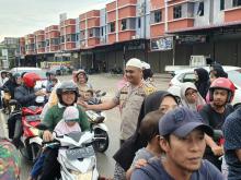 Bagikan Takjil ke Warga, Kapolres Bintan: Semoga Membantu