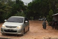 Diguyur Hujan 3 Jam, Jalan RHF Kilometer 8 Atas Tanjungpinang Banjir