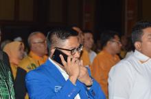 Alamak, Bendahara PAN Sibuk Main Gadget saat Lagu Indonesia Raya Dinyanyikan