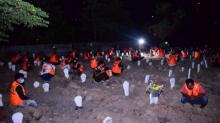 Pelanggar Protokol Kesehatan Dihukum Berdoa di Makam Khusus Covid-19