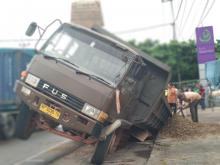 Muatan Koral Berserak Bikin Macet, Gara-gara Tumiran Salah Parkir