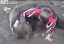 Viral Video Diduga Khabib Kecil Berlatih Gulat dengan Beruang