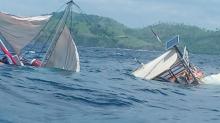 Kapal Pengangkut Wartawan Kepresidenan Terbalik di Labuan Bajo