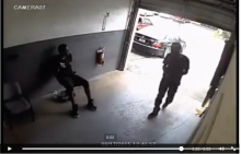 [VIDEO] Perampok Berpistol Todong Korbannya. Lalu Hal Mengejutkan Terjadi