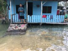Air Laut Kepung Pekarangan Rumah Warga Busung