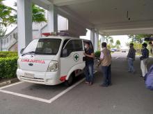 Pendemo Reaktif Corona Dievakuasi Ambulans ke RSUD Kepri