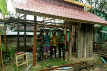 Koramil Daik Bantu Warga Bangun Kedai