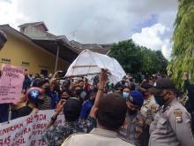 Tuntut BLT, Mahasiswa Geruduk Mess Pemkab Anambas di Tanjungpinang