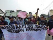 Aksi Berlanjut, Wartawan Karimun Orasi di Depan Kantor Polisi