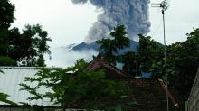 Gunung Agung Muntahkan Kolom Abu Capai 1.000 Meter, Warga Diminta Menjauh