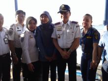 Menteri Jonan ke Batam, Pegawai Berebut Foto Bareng