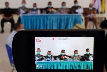 Bupati Karimun dan Peserta Rapat Bermasker Bahas Virus Corona 