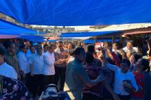 Blusukan ke Pasar di Samosir, Jokowi dan Iriana Borong Ikan Asin