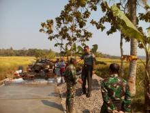 Warga Gembira TNI Bantu Bangun Jalan