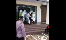 Viral Video Penjemputan Warga Pengusap Air Liur Jenazah Corona, Begini Penjelasan Dinkes Batam