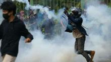 Sepintas Terlihat Biasa, Demonstran Ini Pakai Outfit Bak Anak Sultan