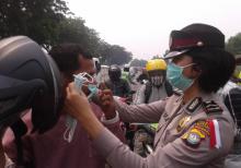Penyakit Menyerang, Puluhan Polisi Bagikan Masker untuk Pengendara Motor di Batam