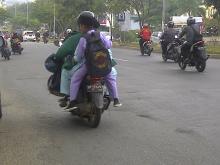 Foto Seorang Bapak Tertangkap Kamera Bonceng Dua Anak Tak Berhelm