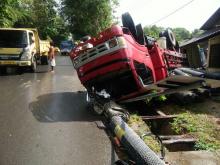 Usai Tabrak 2 Unit Rumah, Lori Bermuatan Terguling