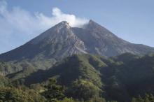 Semburkan Lava Pijar Sejauh 1000 Meter, Merapi Berstatus Waspada