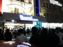 Neno Warisman Dievakuasi ke Hotel Venesia Dijaga Ratusan Massa