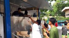 Pengungsi Kebakaran Ruli Beverly Antre Makanan dan Segelas Teh 
