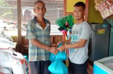Tenaga Ahli Bupati Lingga Salurkan Bantuan Sembako untuk Warga Sungai Besar