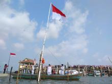 Warga Tanjungpinang Gelar Upacara dan Pengibaran Bendera di Tengah Laut