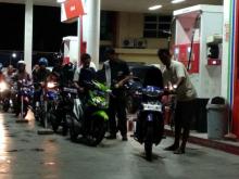 Dengar Isu Premium Naik, Warga Tanjungpinang Serbu SPBU