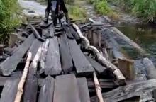 Guru di Lingga Lewati Jembatan Lapuk Pergi Mengajar, Camat Singbar: Segera Kita Perbaiki